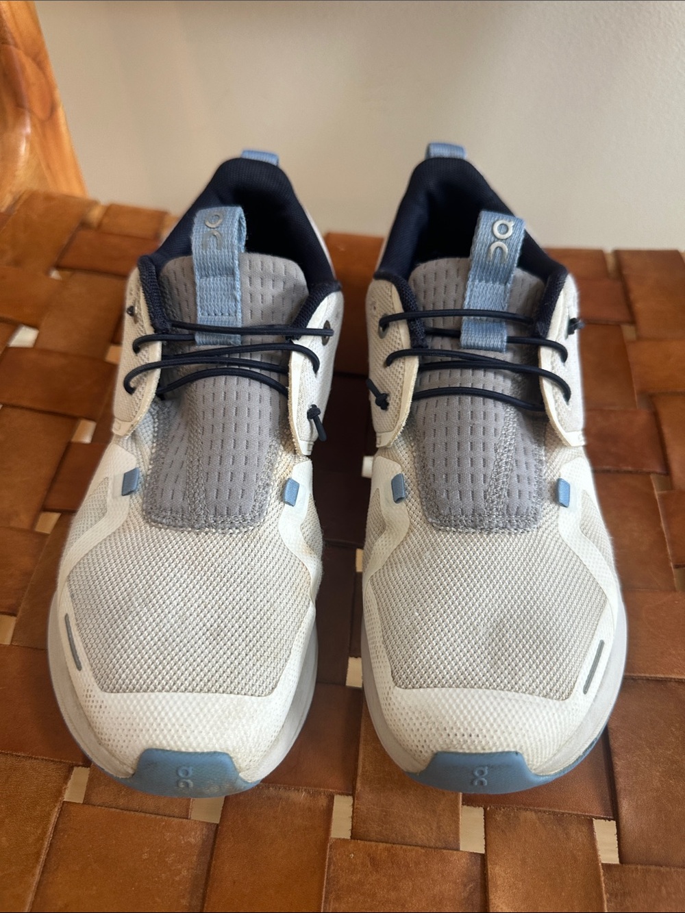 Boys on On clouds size 6Y